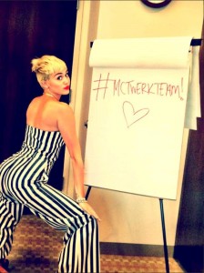 1 224x300 Sexy fotky Miley Cyrus z Twitteru.Svatba na spadnutí?